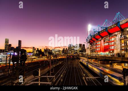 Melbourne, Australie. 19th juillet 2022. Le MCG est illuminé de rouge avant le match pré-saison entre Manchester United et Crystal Palace au Melbourne Cricket Ground. Manchester United défait Crystal Palace 3-1. Crédit : SOPA Images Limited/Alamy Live News Banque D'Images