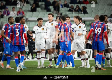 Melbourne, Australie. 19th juillet 2022. Jadon Sancho (L4) de Manchester United discutant avec des joueurs de Crystal Palace après une faute lors du match pré-saison amical entre Manchester United et Crystal Palace au Melbourne Cricket Ground. Manchester United défait Crystal Palace 3-1. Crédit : SOPA Images Limited/Alamy Live News Banque D'Images