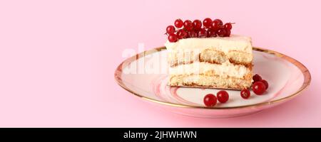 Assiette avec tiramisu savoureux sur fond rose avec espace pour le texte Banque D'Images