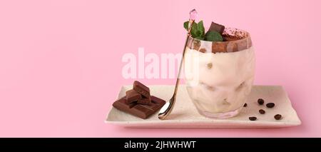 Verre avec tiramisu savoureux sur fond rose avec espace pour le texte Banque D'Images