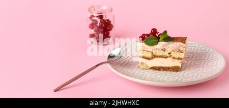 Assiette avec tiramisu savoureux sur fond rose avec espace pour le texte Banque D'Images