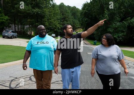 19 juillet 2022, Athènes, Géorgie, États-Unis: Les professionnels de soutien direct qui aident et prennent soin des personnes handicapées vivant dans leur propre foyer sont de plus en plus en manque, en grande partie en raison de bas salaires horaires dans la face de l'inflation. Les organisations à but non lucratif qui gèrent les soignants sont frustrées par des fonds limités provenant des budgets de dispense Medicaid de l'État, mettant des milliers de personnes dans la population nationale de personnes handicapées à risque, selon les défenseurs de l'invalidité. Photo : Josh Hall et Breanna Hill, tous deux des professionnels du soutien direct, marchent avec leur client Kason Jackson, 33 ans, qui est principalement non verbal A. Banque D'Images