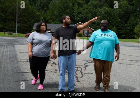 19 juillet 2022, Athènes, Géorgie, États-Unis: Les professionnels de soutien direct qui aident et prennent soin des personnes handicapées vivant dans leur propre foyer sont de plus en plus en manque, en grande partie en raison de bas salaires horaires dans la face de l'inflation. Les organisations à but non lucratif qui gèrent les soignants sont frustrées par des fonds limités provenant des budgets de dispense Medicaid de l'État, mettant des milliers de personnes dans la population nationale de personnes handicapées à risque, selon les défenseurs de l'invalidité. Photo : Josh Hall et Breanna Hill, tous deux des professionnels du soutien direct, marchent avec leur client Kason Jackson, 33 ans, qui est principalement non verbal A. Banque D'Images