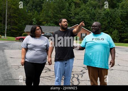 19 juillet 2022, Athènes, Géorgie, États-Unis: Les professionnels de soutien direct qui aident et prennent soin des personnes handicapées vivant dans leur propre foyer sont de plus en plus en manque, en grande partie en raison de bas salaires horaires dans la face de l'inflation. Les organisations à but non lucratif qui gèrent les soignants sont frustrées par des fonds limités provenant des budgets de dispense Medicaid de l'État, mettant des milliers de personnes dans la population nationale de personnes handicapées à risque, selon les défenseurs de l'invalidité. Photo : Josh Hall et Breanna Hill, tous deux des professionnels du soutien direct, marchent avec leur client Kason Jackson, 33 ans, qui est principalement non verbal A. Banque D'Images