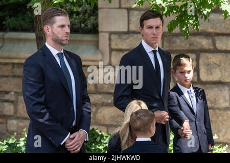 Harrison, New Jersey, États-Unis. 20th juillet 2022. Eric Trump et Jared Kushner assistent aux funérailles d'Ivana Trump à l'église Saint-Vincent Ferrer. Ivana Trump, ancienne femme de l’ancien président Donald Trump, est décédée sur 14 juillet 2022 dans sa maison, elle avait 73 ans. L'ancien président Donald Trump et sa femme Melania Trump et leur fils Barron ont assisté aux funérailles, ainsi que les enfants de Donald Trump et Ivana Trump Ivankam Eric et Donald Jr et leurs familles, y compris les enfants. (Credit image: © Lev Radin/Pacific Press via ZUMA Press Wire) Banque D'Images