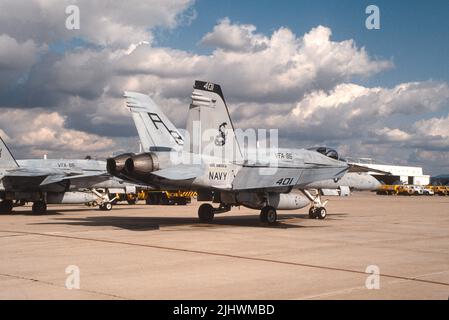 United States Navy F/A-18 de VFA-86 sur le tarmac à NAS Miramar, San Diego, Californie Banque D'Images
