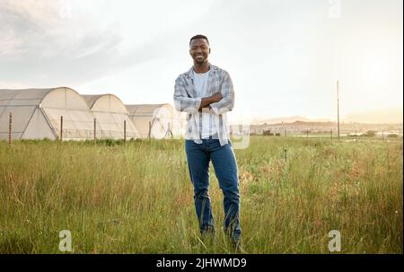 Nous cultivons nos propres légumes. Un agriculteur debout sur un champ. Banque D'Images