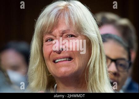 La conseiller municipal de Highland Park, Annette Lidawer, pleure tout en écoutant Philip T. Smith, fondateur et président de la National African American Gun Association, faire des remarques en faveur d’armes comme la AR-15 et s’exprimer contre les interdictions de la AR-15, Lors d'une audience de la Commission du Sénat sur la magistrature pour examiner l'attaque de Highland Park, en se concentrant sur la protection de nos communautés contre les fusillades de masse, dans le bâtiment Hart Senate Office à Washington, DC, USA? Mercredi, 20 juillet 2022. Photo de Rod Lamkey/CNP/ABACAPRESS.COM Banque D'Images