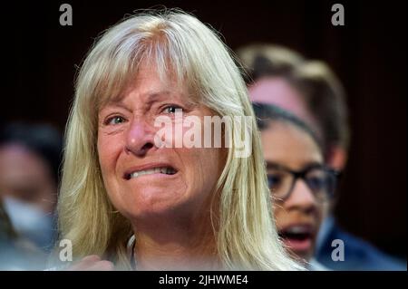 La conseiller municipal de Highland Park, Annette Lidawer, pleure tout en écoutant Philip T. Smith, fondateur et président de la National African American Gun Association, faire des remarques en faveur d’armes comme la AR-15 et s’exprimer contre les interdictions de la AR-15, Lors d'une audience de la Commission du Sénat sur la magistrature pour examiner l'attaque de Highland Park, en se concentrant sur la protection de nos communautés contre les fusillades de masse, dans le bâtiment Hart Senate Office à Washington, DC, USA? Mercredi, 20 juillet 2022. Photo de Rod Lamkey/CNP/ABACAPRESS.COM Banque D'Images