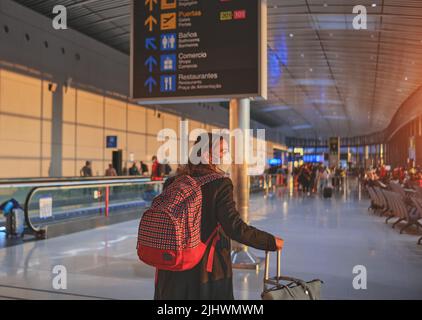 Panama City, Panama: Structure de l'aéroport, transport, personnes en mouvement, voyageuse dans le terminal à l'aéroport international de Tocumen à Panama City. Banque D'Images