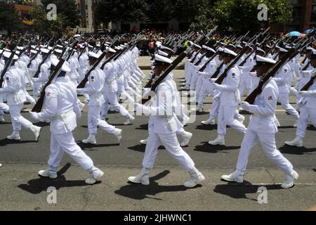 Bogota, Colombie. 20th juillet 2022. Les officiers de la marine colombienne défilent pendant les 212 ans d'indépendance du défilé militaire colombien à Bogota, Colombie, 20 juillet 2022. Photo par: Juan Angel/long Visual Press crédit: Long Visual Press/Alay Live News Banque D'Images