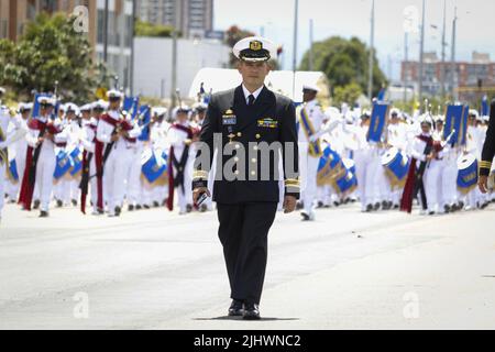 Bogota, Colombie. 20th juillet 2022. Un capitaine de corbet de la marine colombienne se parie pendant les 212 ans d'indépendance du défilé militaire colombien à Bogota, en Colombie, au 20 juillet 2022. Photo par: Juan Angel/long Visual Press crédit: Long Visual Press/Alay Live News Banque D'Images