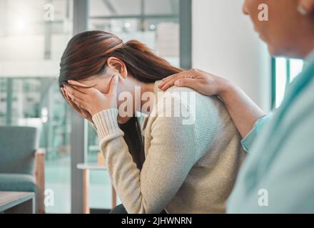 Il est acceptable de ne pas être OK. Une jeune femme a l'air triste lors d'une consultation avec son psychologue. Banque D'Images