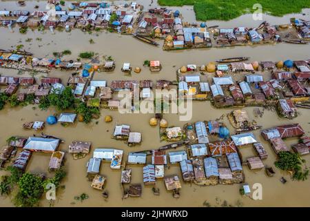 Des inondations ont touché des villages au Bangladesh Banque D'Images