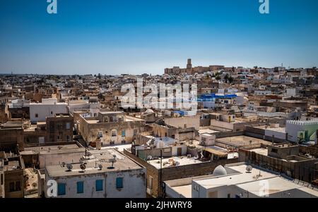 Vue sur les toits de l'ancienne Médina de Sousse en Tunisie vers la Kasbah de Sousse et son phare dominant la ligne d'horizon. Banque D'Images