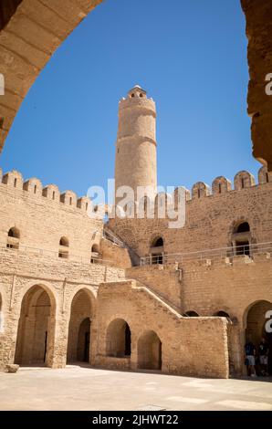 Vue sur la cour centrale du Ribat de Sousse en Tunisie vers la tour principale. Le Ribat est situé dans l'ancienne Médina de Sousse Banque D'Images