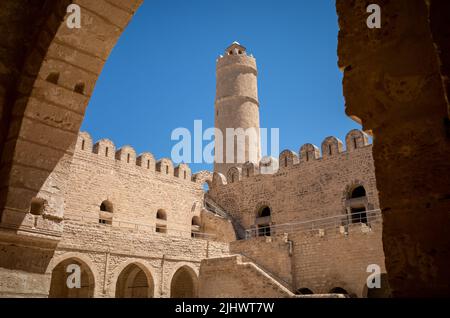 Vue sur la cour centrale du Ribat de Sousse en Tunisie vers la tour principale. Le Ribat est situé dans l'ancienne Médina de Sousse Banque D'Images