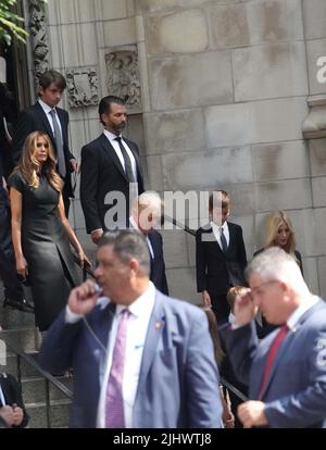 New York, États-Unis. 19th juillet 2022. Ivanka Trump et son fils, Donald Trump, Eric Trump, suivis de Melania Trump et Donald Trump Jr. Quittent l'église catholique St Vincent Ferrer à New York après que le cercueil d'Ivana Trump ait été effectué après les funérailles. Ivana Trump, l'ex-épouse de l'ancien président Donald Trump, est morte des blessures subies à la suite d'une chute, a déclaré le bureau de New York du médecin légiste en chef. Crédit : SOPA Images Limited/Alamy Live News Banque D'Images