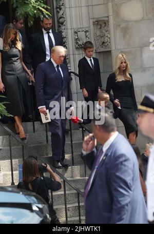 New York, États-Unis. 19th juillet 2022. Ivanka Trump et son fils, Donald Trump, Eric Trump, suivis de Melania Trump et Donald Trump Jr. Quittent l'église catholique St Vincent Ferrer à New York après que le cercueil d'Ivana Trump ait été effectué après les funérailles. Ivana Trump, l'ex-épouse de l'ancien président Donald Trump, est morte des blessures subies à la suite d'une chute, a déclaré le bureau de New York du médecin légiste en chef. Crédit : SOPA Images Limited/Alamy Live News Banque D'Images