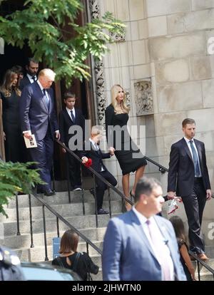 New York, États-Unis. 19th juillet 2022. Ivanka Trump et son fils, Donald Trump, Eric Trump, suivis de Melania Trump et Donald Trump Jr. Quittent l'église catholique St Vincent Ferrer à New York après que le cercueil d'Ivana Trump ait été effectué après les funérailles. Ivana Trump, l'ex-épouse de l'ancien président Donald Trump, est morte des blessures subies à la suite d'une chute, a déclaré le bureau de New York du médecin légiste en chef. Crédit : SOPA Images Limited/Alamy Live News Banque D'Images