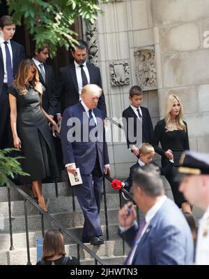 New York, États-Unis. 19th juillet 2022. Ivanka Trump et son fils, Donald Trump, Eric Trump, suivis de Melania Trump et Donald Trump Jr. Quittent l'église catholique St Vincent Ferrer à New York après que le cercueil d'Ivana Trump ait été effectué après les funérailles. Ivana Trump, l'ex-épouse de l'ancien président Donald Trump, est morte des blessures subies à la suite d'une chute, a déclaré le bureau de New York du médecin légiste en chef. Crédit : SOPA Images Limited/Alamy Live News Banque D'Images