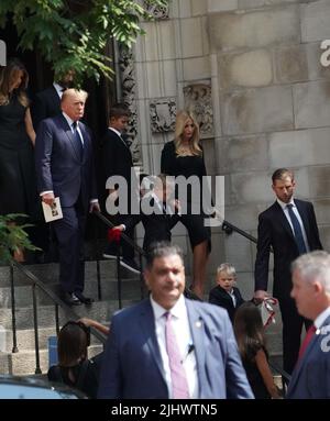 New York, États-Unis. 19th juillet 2022. Ivanka Trump et son fils, Donald Trump, Eric Trump, suivis de Melania Trump et Donald Trump Jr. Quittent l'église catholique St Vincent Ferrer à New York après que le cercueil d'Ivana Trump ait été effectué après les funérailles. Ivana Trump, l'ex-épouse de l'ancien président Donald Trump, est morte des blessures subies à la suite d'une chute, a déclaré le bureau de New York du médecin légiste en chef. Crédit : SOPA Images Limited/Alamy Live News Banque D'Images