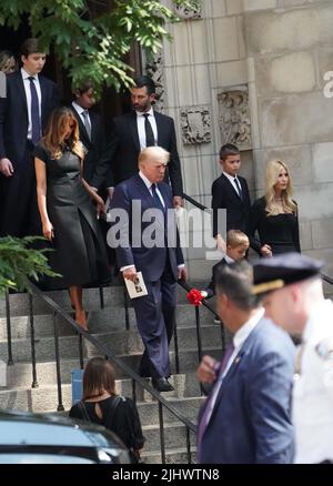 New York, États-Unis. 19th juillet 2022. Ivanka Trump et son fils, Donald Trump, Eric Trump, suivis de Melania Trump et Donald Trump Jr. Quittent l'église catholique St Vincent Ferrer à New York après que le cercueil d'Ivana Trump ait été effectué après les funérailles. Ivana Trump, l'ex-épouse de l'ancien président Donald Trump, est morte des blessures subies à la suite d'une chute, a déclaré le bureau de New York du médecin légiste en chef. Crédit : SOPA Images Limited/Alamy Live News Banque D'Images