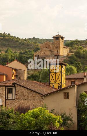 Vue sur le village de Canales de la Sierra. Parc naturel d'Alto Najerilla. La Rioja. Espagne. Europe Banque D'Images