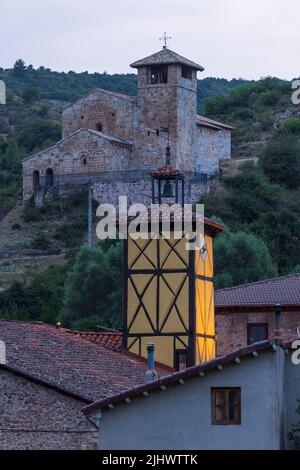 Vue sur le village de Canales de la Sierra. Parc naturel d'Alto Najerilla. La Rioja. Espagne. Europe Banque D'Images