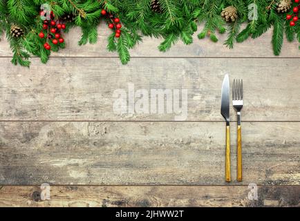 menu du dîner de noël. Décorations de Noël et coutellerie sur table rustique sombre. Mise en place de la table de Noël. Sapin de Noël sur verrat en bois Banque D'Images