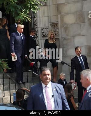 New York, États-Unis. 19th juillet 2022. Ivanka Trump et son fils, Donald Trump, Eric Trump, suivis de Melania Trump et Donald Trump Jr. Quittent l'église catholique St Vincent Ferrer à New York après que le cercueil d'Ivana Trump ait été effectué après les funérailles. Ivana Trump, l'ex-épouse de l'ancien président Donald Trump, est morte des blessures subies à la suite d'une chute, a déclaré le bureau de New York du médecin légiste en chef. (Photo de Catherine Nance/SOPA Images/Sipa USA) crédit: SIPA USA/Alay Live News Banque D'Images