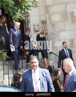 New York, États-Unis. 19th juillet 2022. Ivanka Trump et son fils, Donald Trump, Eric Trump, suivis de Melania Trump et Donald Trump Jr. Quittent l'église catholique St Vincent Ferrer à New York après que le cercueil d'Ivana Trump ait été effectué après les funérailles. Ivana Trump, l'ex-épouse de l'ancien président Donald Trump, est morte des blessures subies à la suite d'une chute, a déclaré le bureau de New York du médecin légiste en chef. (Photo de Catherine Nance/SOPA Images/Sipa USA) crédit: SIPA USA/Alay Live News Banque D'Images