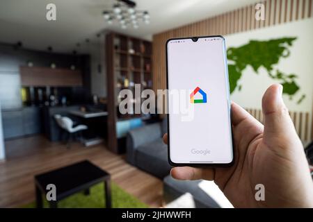 Barnaul. Russie. 21 juin 2022: Google home contrôle intelligent de la lumière et du chauffage dans l'appartement par l'application sur smartphone. Banque D'Images