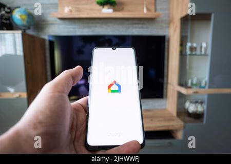 Barnaul. Russie. 21 juin 2022: Google home contrôle intelligent de la télévision dans l'appartement par l'application sur smartphone. Banque D'Images