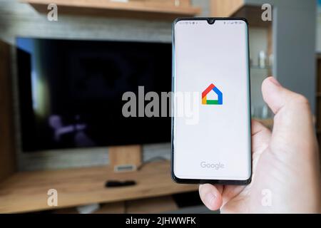 Barnaul. Russie. 21 juin 2022 : application google Home sur l'écran du smartphone pour contrôler les appareils intelligents dans la salle d'appartement Banque D'Images