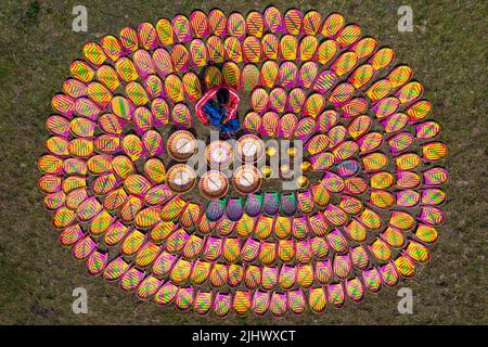 Artisanat coloré en bambou, paniers, artisanat à une foire de village dynamique au Bangladesh. Faits à la main, texturés, traditionnels, respectueux de l'environnement, vibes de marché rustiques Banque D'Images