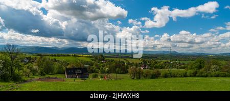 Paysage rural et montagnes de Moravskoslezske Beskydy du point de vue, la colline de Babi Hora surmonte le village de Terlicko en République tchèque Banque D'Images