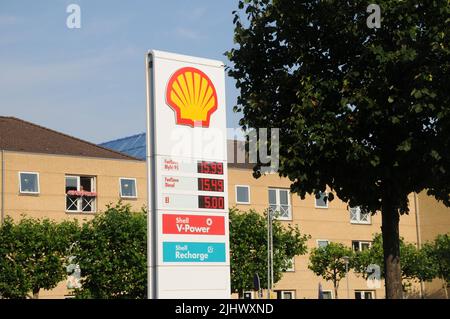 Kastrup/Copenhagen/Denmark/21 juillet 2022/Station de recharge d'essence et de coquillages Shell avec carte des prix élevés de l'essence sur la station d'essence sheel dans la capitale danoise. (Photo..Francis Dean/Dean Pictures) Banque D'Images