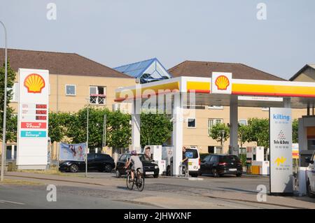 Kastrup/Copenhagen/Denmark/21 juillet 2022/Station de recharge d'essence et de coquillages Shell avec carte des prix élevés de l'essence sur la station d'essence sheel dans la capitale danoise. (Photo..Francis Dean/Dean Pictures) Banque D'Images