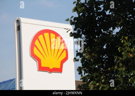 Kastrup/Copenhagen/Denmark/21 juillet 2022/Station de recharge d'essence et de coquillages Shell avec carte des prix élevés de l'essence sur la station d'essence sheel dans la capitale danoise. (Photo..Francis Dean/Dean Pictures) Banque D'Images