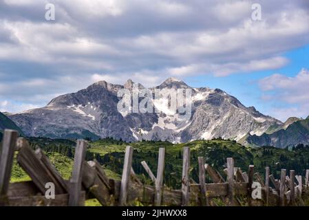 Le Braunarlspitze (2649 m) dans le Lechquellgebirge sur l'Arlberg, Voralberg, Autriche Banque D'Images