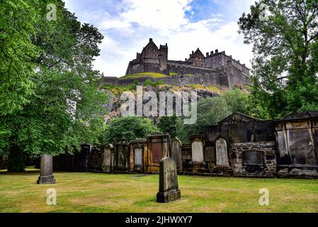 Château d'Édimbourg avec cimetière Saint Cuthbert en premier plan, Écosse, Royaume-Uni, Europe Banque D'Images