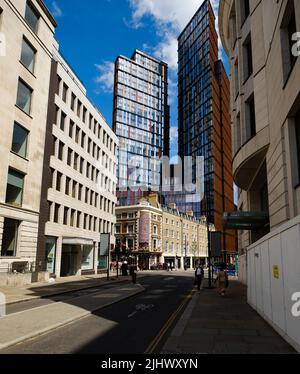 Wilson St Londres. Près de Liverpool St avec le pub Flying Horse et les gratte-ciels de Crown place en arrière-plan Banque D'Images