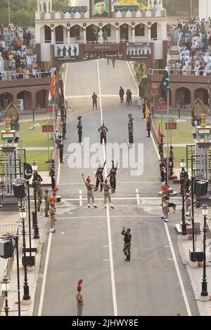 Amritsar, Punjab, Inde - 20 mai 2022: Une foule s'est rassemblée à la frontière de l'inde et du Pakistan à l'attari wagah pour assister à la cérémonie de descente du drapeau Banque D'Images