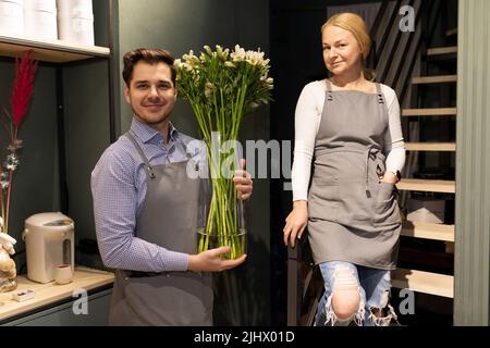 deux fleuristes expérimentés attendent des clients dans un fleuriste Banque D'Images