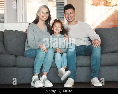 La famille est un gilet de sauvetage dans la mer de tempête. Une fille sur un canapé avec ses parents à la maison. Banque D'Images