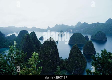Wayag Islands à Rainy Day, Papouasie, Indonésie Banque D'Images