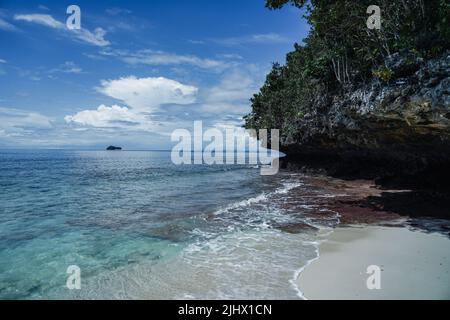 Plage à Raja Ampat, Papouasie, Indonésie Banque D'Images