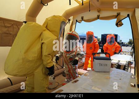 Los Alamitos, Californie, États-Unis. 14th juillet 2022. Les membres du service de l'équipe de soutien civil de 9th décontaminent leurs costumes HAZMAT dans un exercice d'entraînement tenu à la base d'entraînement des Forces interarmées, Los Alamitos, en Californie, sur 14 juillet 2022. Crédit: Armée américaine/ZUMA Press Wire Service/ZUMAPRESS.com/Alamy Live News Banque D'Images