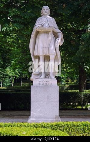 Statue de García I de León au Parc Buen Retiro, Parque del Buen Retiro à Madrid, Espagne.El Retiro appartenait d'abord à la monarchie espagnole.fin du 19th siècle il est devenu un parc public. Banque D'Images